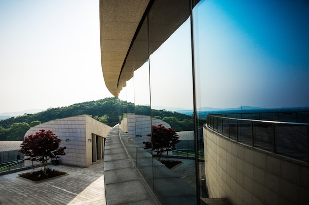 Innowacyjne rozwiązania w projektowaniu nowoczesnych ogrodzeń i balustrad aluminiowych